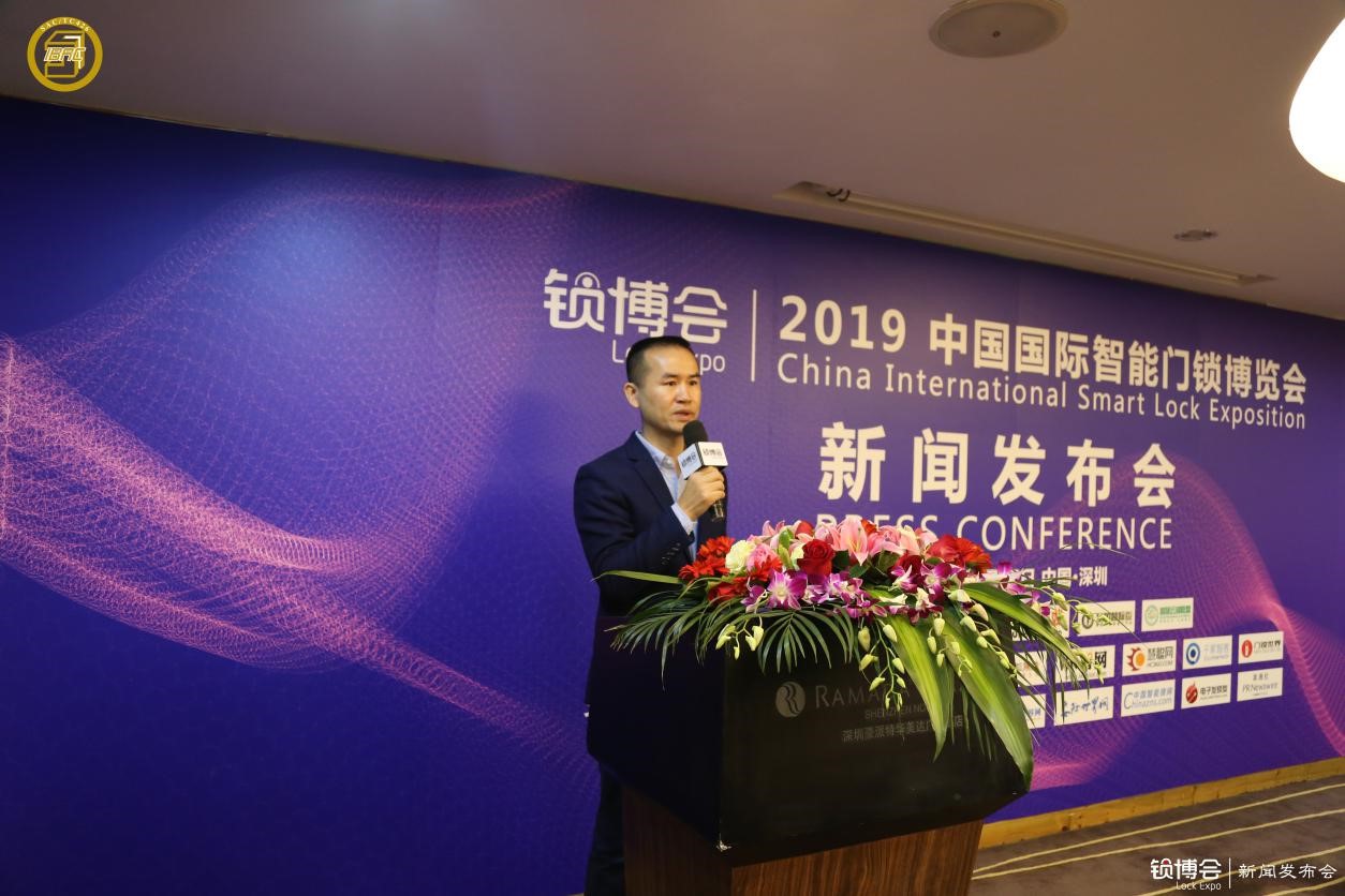  （深圳市物聯傳媒有限公司總經理楊偉奇現場回答媒體問題）