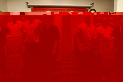 安踏星銳訓(xùn)練營啟動，阿帥攜“安踏三劍客”助陣（從右到左分別為安踏副總裁毛寓瀛、斯科拉、威爾斯、李元偉、阿德爾曼、弗朗西斯）