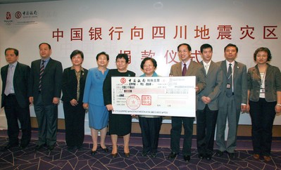 2008年5月14日上午，張燕玲副行長將一張面額1,000萬的現金支票交到了中國紅十字會總會彭珮云會長手中，代表中國銀行向汶川地震受災地區人民捐款。