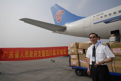 南航集團總經理、股份公司董事長劉紹勇現場指揮裝運和檢查救援物資