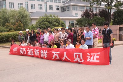 市民參觀衛崗牧場，見證奶源新鮮