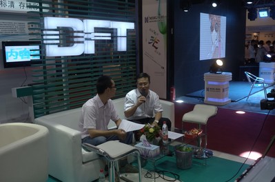 圖二：DFT總經理劉衛東先生(右)現場接受DOIT傳媒副總編兼存儲在線主編、渠道在線主編彭彥明先生(左)采訪