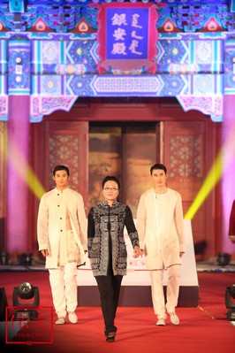 依文集團董事長引領時尚模特集體亮相，為愛心時尚秀華彩謝幕