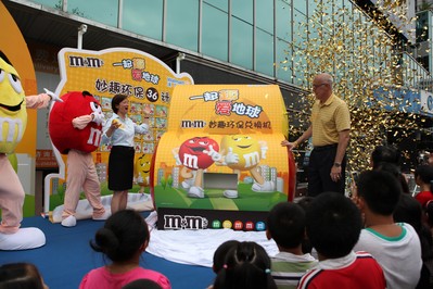 在沃爾瑪商場舉行的“一起‘趣’愛地球”環保活動吸引了大批顧客