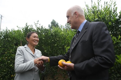 沃爾瑪中國(guó)公司事務(wù)高級(jí)副總裁博睿（右）考察大理項(xiàng)目基地，并與農(nóng)戶和受資助婦女進(jìn)行深入交流，了解他們的需求。