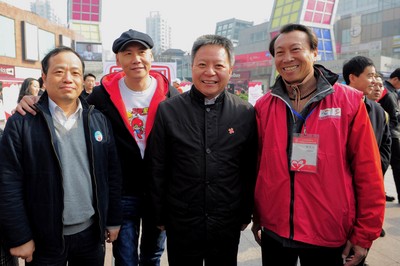 （從左至右）上海市血液中心主任朱永明、觸動傳媒創始人兼執行主席馮暉中、上海市副市長沈曉明、“獻血達人”陳澤人