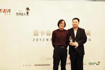 兩岸三地知名文化學(xué)者胡野秋為新聞漫畫達(dá)人顏慶雄頒獎(jiǎng)，他認(rèn)為這個(gè)時(shí)代需要平凡人來對(duì)生活目標(biāo)進(jìn)行修正。