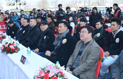 出席活動領導和嘉賓：（從遠至近）北京市海淀區獻血辦公室主任趙宇、春晚童星鄧鳴賀的爺爺鄧慶華、北京市血液中心黨委書記張建利、北京市衛生局副巡視員趙濤、風行網副總裁佘清舟、觸動傳媒創始人馮暉中、觸動傳媒榮譽主席呂良偉、中國國際公關協會常務副會長兼秘書長趙大力