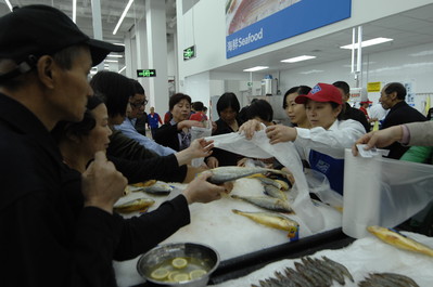 杭州山姆店開業第一天，顧客踴躍搶購新鮮的黃魚