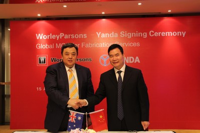 左：沃利帕森中國區(qū)總裁邱鴻；右：上海燕達(dá)建設(shè)公司總裁雷建民
