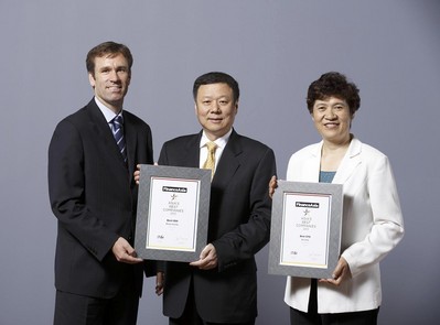 王曉初董事長（中）及財務總監吳安迪女士（右）接受《金融亞洲》頒發“中國較佳首席執行官”及“中國較佳財務總監”獎項