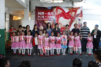 捐贈儀式簡單而溫暖，充滿歡樂