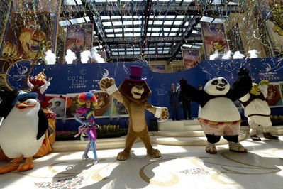 DreamWorks動畫人物于星期日在金沙城中心舉行的“金光大道度假區 ─ 體驗夢工場”啟動儀式上與大批圍觀的訪客見面。圖片由Graham Uden提供。