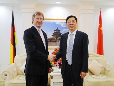 2013年7月3日，國家質檢總局副局長孫大偉會見TUV南德意志集團管理委員會主席施特克芬博士（Dr. –Ing Axel Stepken）