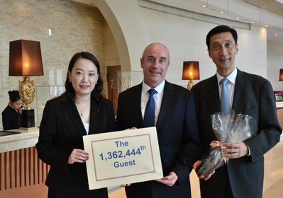 港島海逸君綽酒店在慶祝開業四周年活動期間，總經理鄒祖耀和營業及市場總監周濤為第1,362,444位客人頒發紀念品。