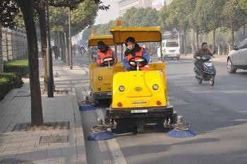環衛工人利用掃地車更安全、更高效地工作