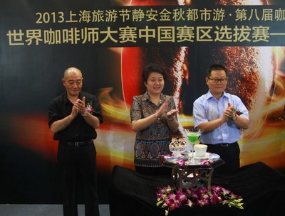 中間人物：上海市旅游局 副局長 程梅紅  左邊人物：上海梅龍鎮(zhèn)廣場有限公司 董事、副總經理 陸宏慶  右邊人物：區(qū)人大副主任，區(qū)總工