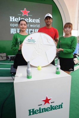 球員沃達(dá)斯科賽后來(lái)到喜力啤酒花園與球迷零距離見面，并留下他的手印與簽名。