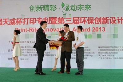 中國計算機行業協會耗材專委會會長賀良梅先生給獲獎者頒獎