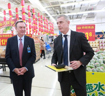 沃爾瑪全球CEO麥道克和中國CEO高福瀾考察大賣場，深入了解市場