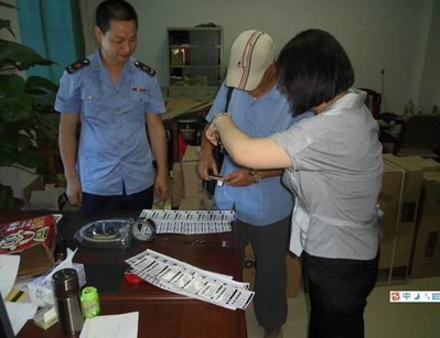 潮州地區工商局執法人員與科勒工作人員正在取證偽造科勒產品標簽