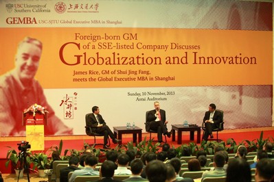 從左至右：上海交通大學-美國南加州大學全球EMBA項目學術主任陳百助教授，水井坊董事、總經理Jim Rice（大米），上海交通大學安泰經濟與管理學院副院長呂巍教授。