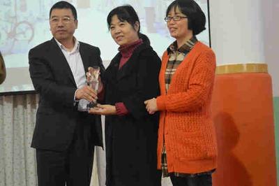  左一：SGS輕工產品事業部中北區副總監張肖松先生接受“杰出企業社會責任貢獻獎”獎杯