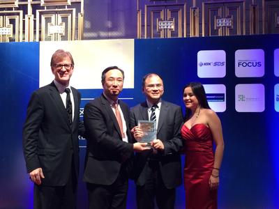 港交所總監Jonathan Leung為數訊頒發獎杯