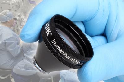 沃愛康（Volk）與著名醫生合作，為虹膜切開術設計<br />新一代的Blumenthal虹膜切開鏡