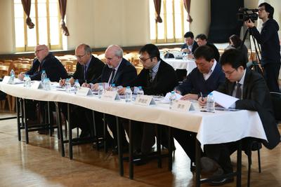 此次面試考官（從左至右）：紐約愛樂樂團圓號首席菲利普.梅耶斯、長號首席約瑟夫.阿萊西、樂隊首席格蘭.迪克特羅、雙簧管首席王亮，以及上音弦樂系主任李繼武、上交首席李沛 。